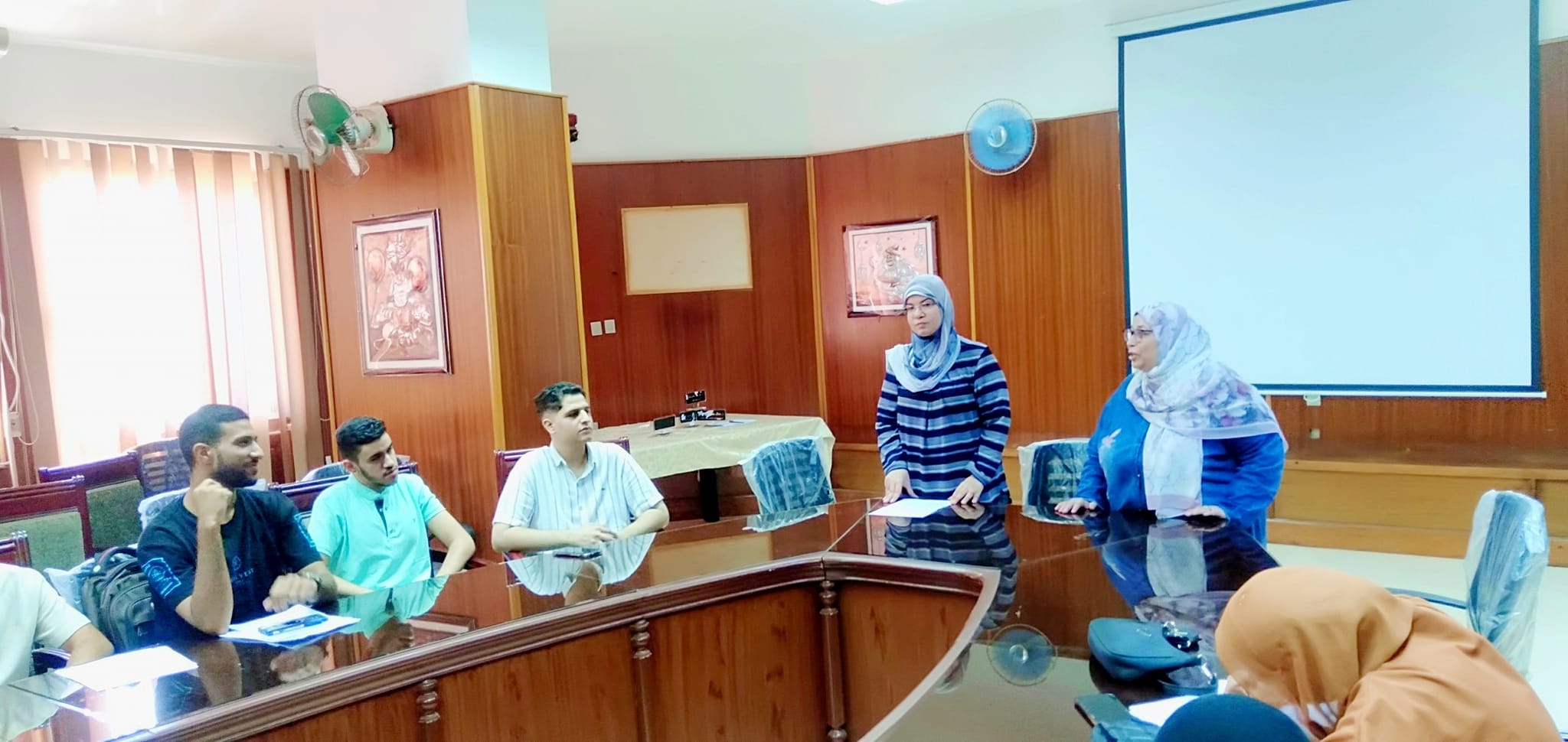 ورشة عمل لخريجى برنامج الكيمياء والحيوان تهدف الى تعريف الخريجين بالمهارات المطلوبه التى تؤهلهم للنجاح فى سوق العمل