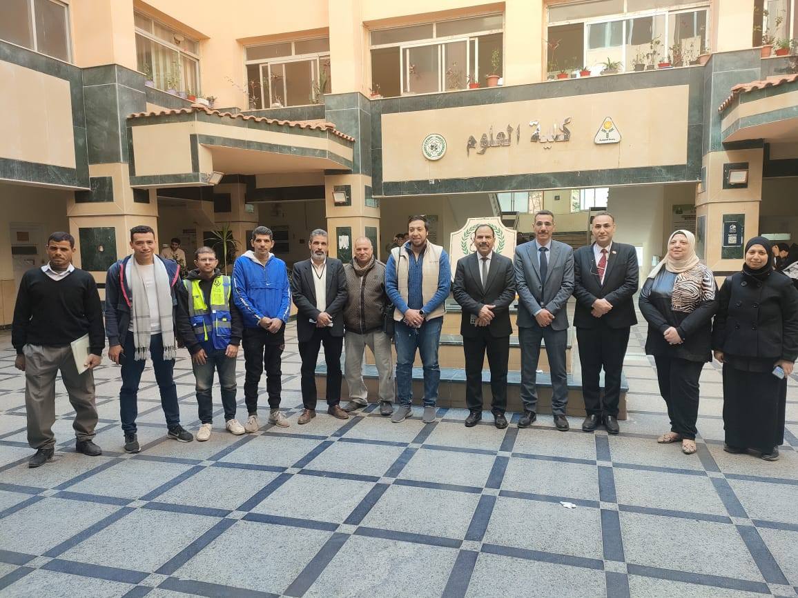 نائب رئيس الجامعة لشؤون خدمة المجتمع وتنمية البيئة يتفقد أعمال التجديدات بكلية العلوم استعدادًا للاعتماد.