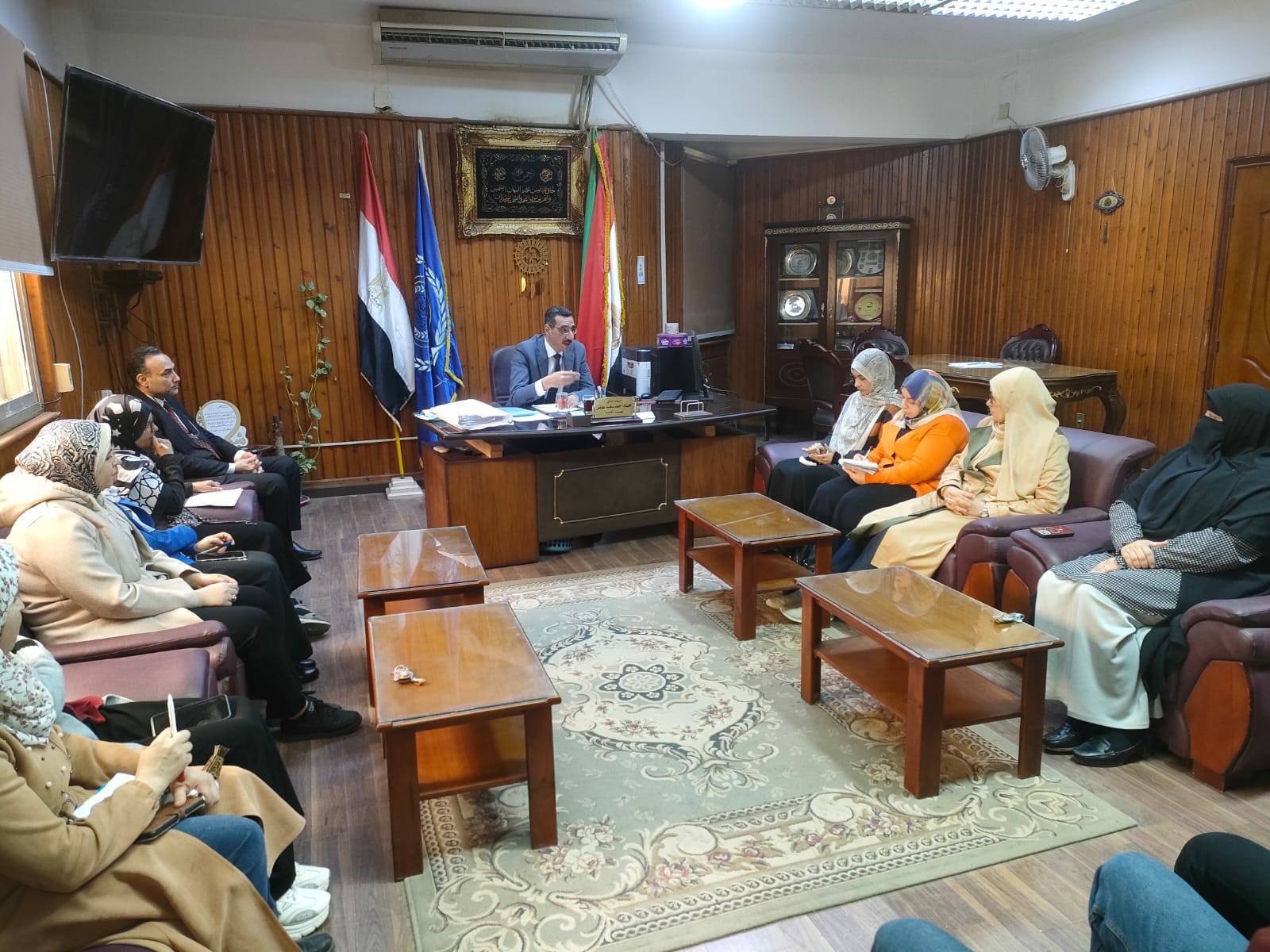 عميد الكلية يعقد اجتماعًا مع رؤساء الأقسام العلمية ولجان الجودة الداخلية للبرامج المتقدمة لمراجعة الاعتماد