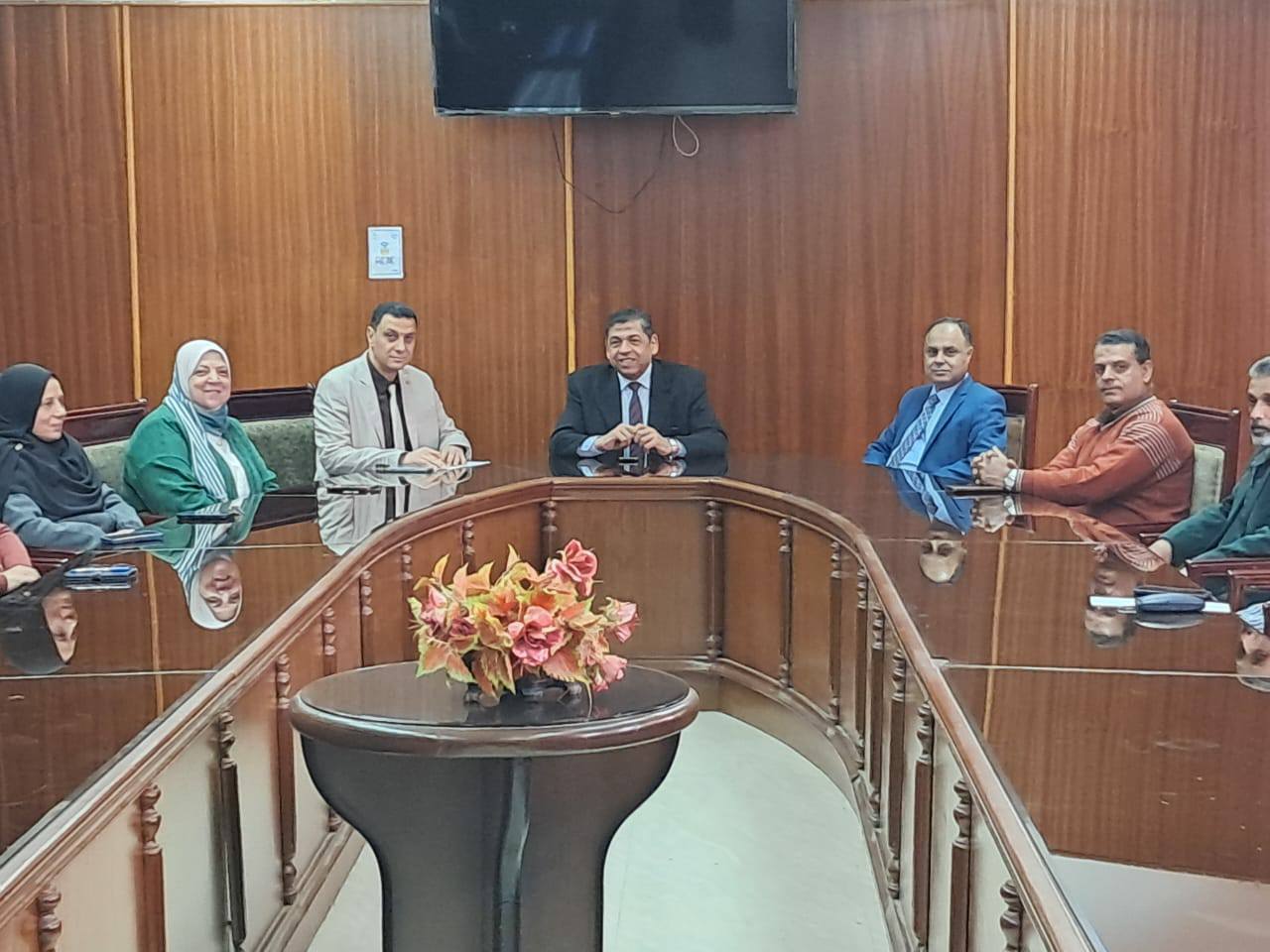 اجتماع عميد الكلية مع مديرو الادارات فى لقاء تعريفي مع مديرة الكلية الجديدة الاستاذه / سحر النجار 