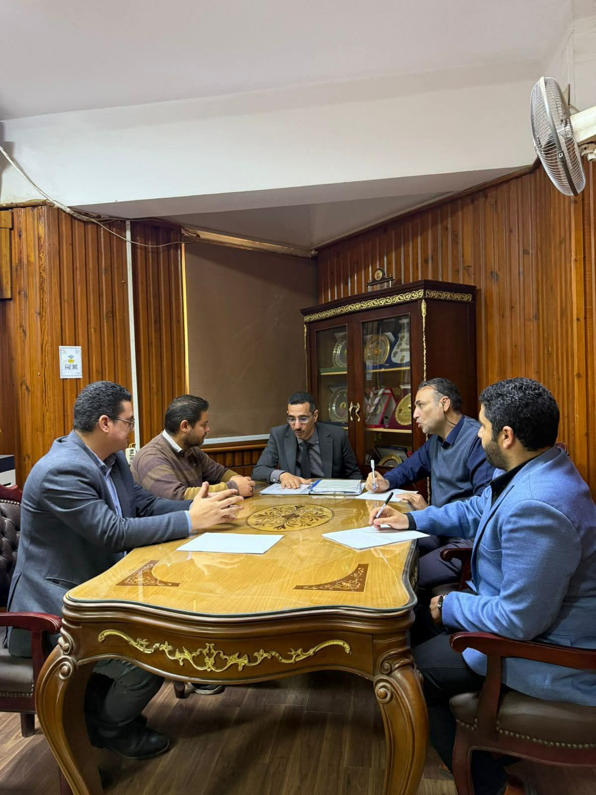 عُقد اليوم الخميس الموافق 2 إبريل 2026 اجتماع برئاسة السيد الأستاذ الدكتور عميد الكلية وبحضور مدير وحدة الجودة بالكلية، مع السادة منسقي ثلاثة من معايير الاعتماد المؤسسي