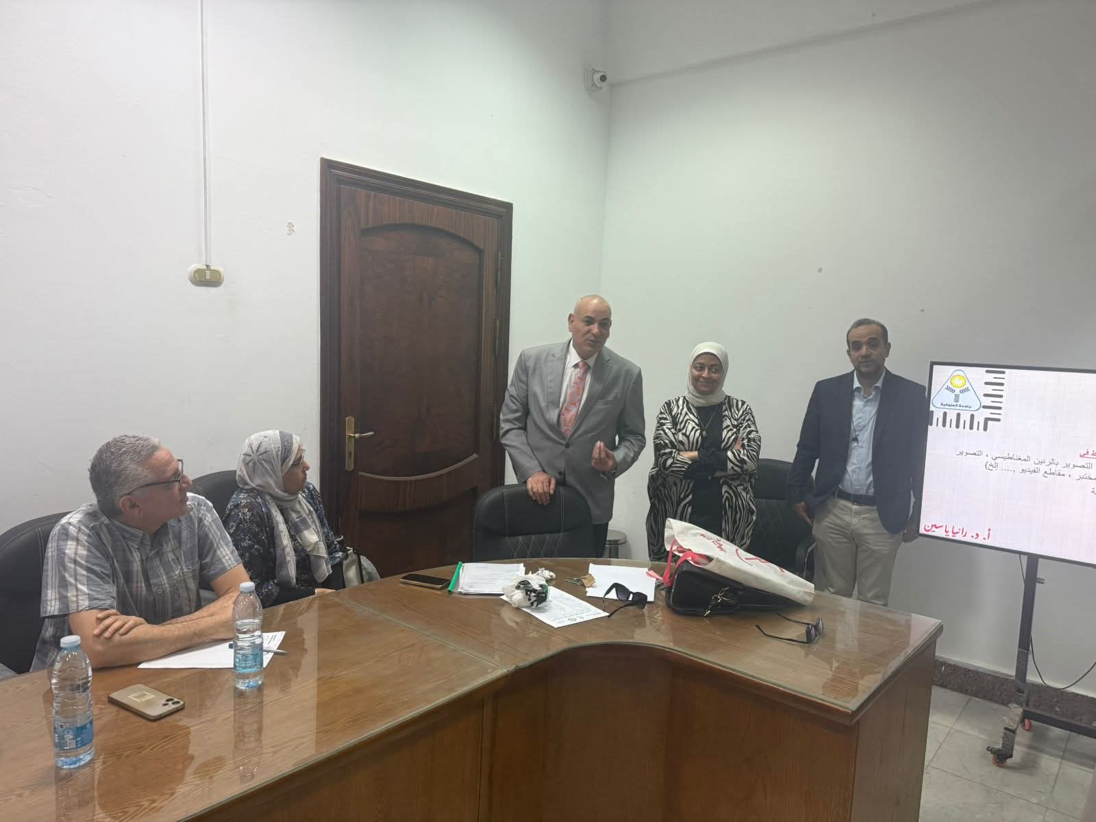 نائب رئيس الجامعة لشئون التعليم والطلاب يتفقد ورشة عمل عن البلو برينت و التي نظمها  مركز القياس والتقويم  بكلية التجارة 