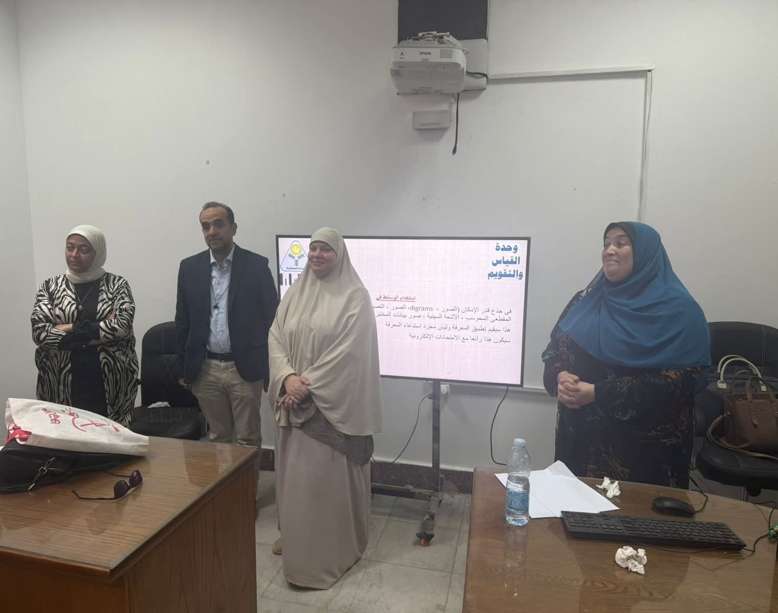 نائب رئيس الجامعة لشئون التعليم والطلاب يتفقد ورشة عمل عن التصحيح الالي والتي ينظمها مركز القياس والتقويم بالجامعة