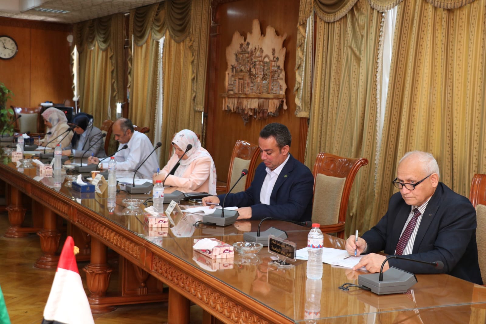 رئيس جامعة المنوفية يجتمع بمجلس إدارة مركز الدراسات الاستراتيجية وإعداد القادة 