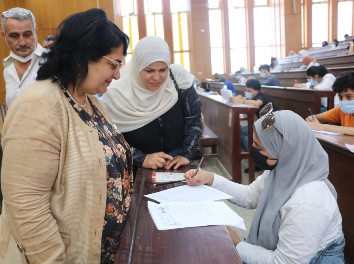 رئيس جامعة المنوفية يتفقد اختبارات قدرات كلية الإعلام ٢٠٢٢/ ٢٠٢٣