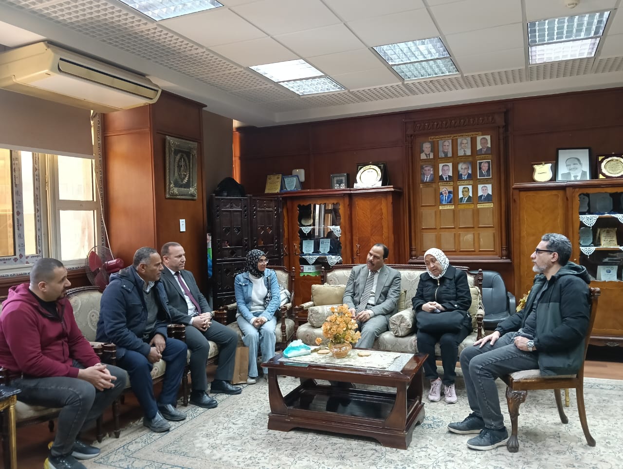 شرف يستقبل لجنة مراجعة ملفات الشهادة المعادلة من وزارة التعليم العالي