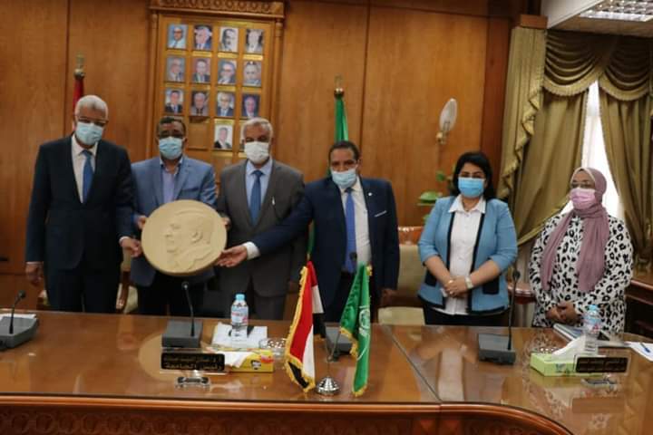 Mubarak holds a session of the Board of Directors of the Public Service Center and delivers Al Bagouri the gift of the center