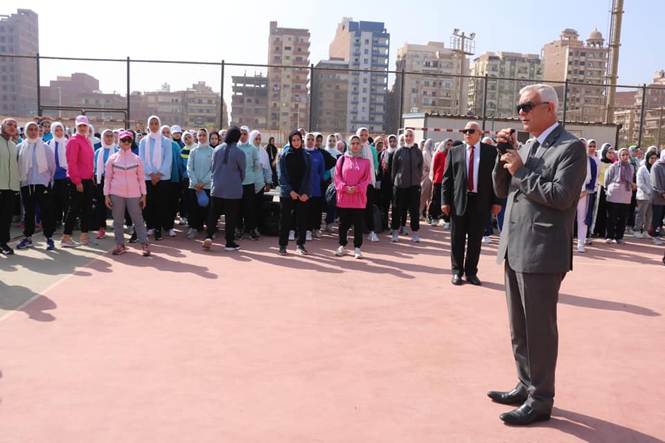 رئيس جامعة المنوفية يؤدي "تحية العلم" مع طلاب التربية الرياضية