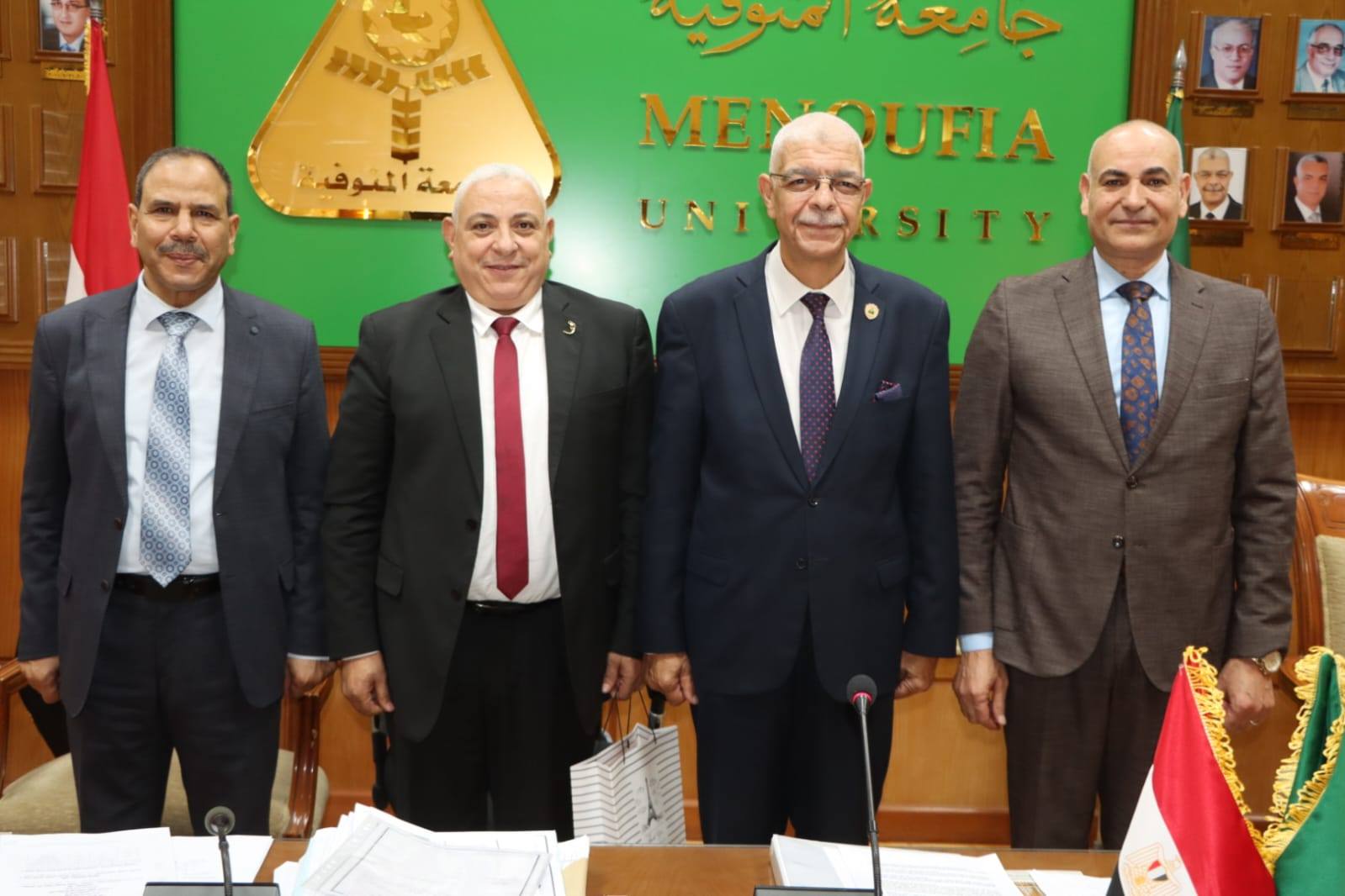 رئيس جامعة المنوفية يترأس اجتماع مجلس الجامعة ويكرم عمداء علوم الرياضة والتربية والعلوم والآداب لانتهاء فترة عمادتهم