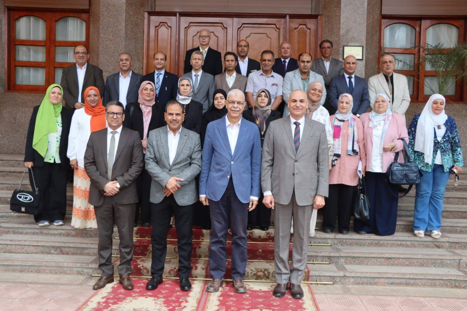 رئيس جامعة المنوفية يجتمع بعدد من القيادات الإدارية..