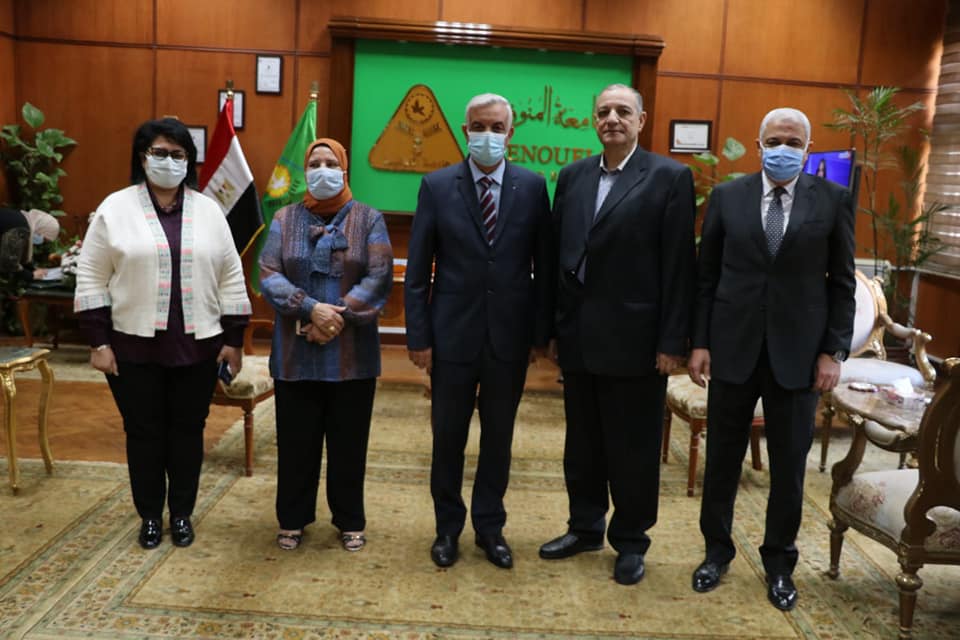 رئيس جامعة المنوفية يكرم مدير عام الشئون المالية لبلوغها سن المعاش