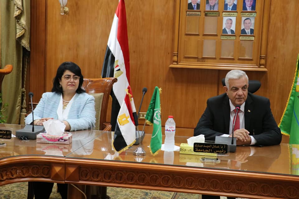 Mubarak meets with faculty members and the supporting staff assigned to work at Menoufia National University