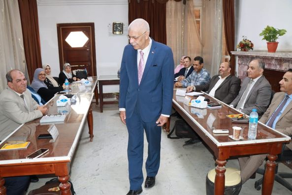 The President of Menoufia University delivers a lecture on how to make decisions in the training program for leadership positions