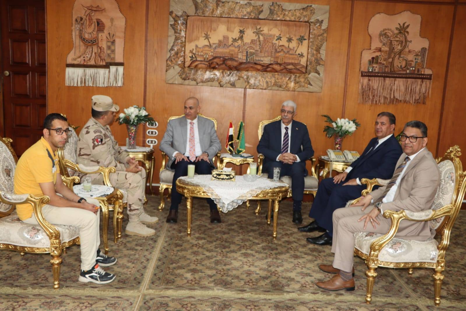 رئيس جامعة المنوفية يكرم مدير إدارة التربية العسكرية تقديرًا لجهوده في تعزيز روح الانتماء والولاء لدى الطلاب