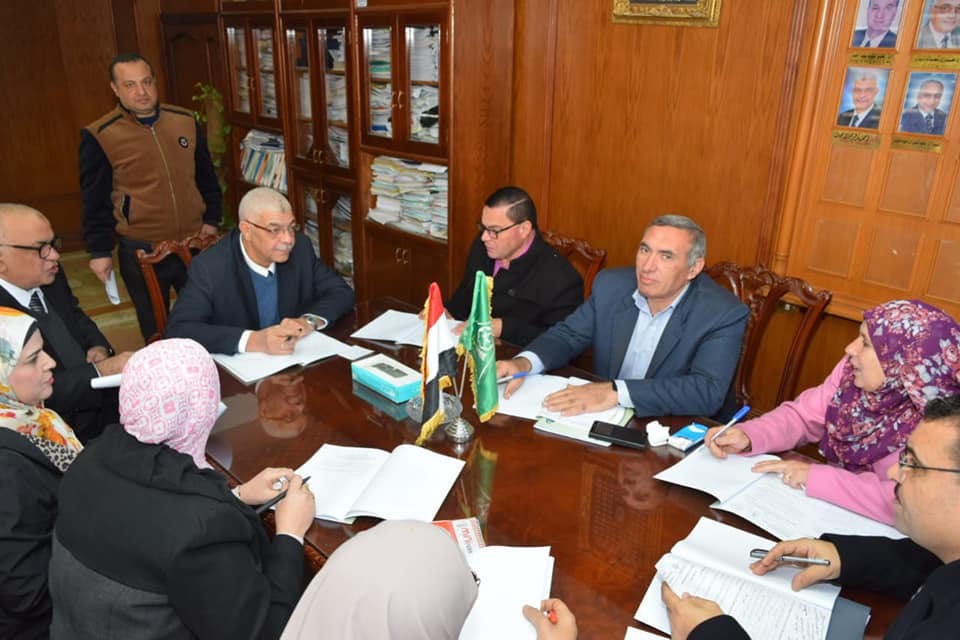 نائب رئيس جامعة المنوفية للدراسات العليا يرأس إجتماع اللجنة الخامسة للمكتبة المركزية
