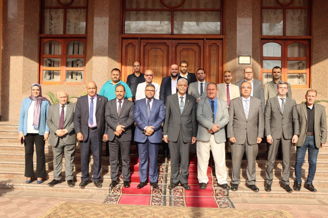 رئيس جامعة المنوفية يتابع مع وزارة المالية الرد على استفسارات العاملين بالجامعة