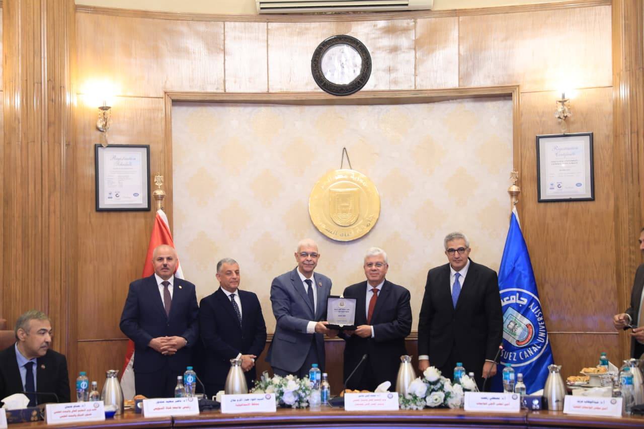 Menofia University scores third place at The Best Environment-Friendly University Competition, and University President receives the trophy from the Minister of Higher Education 