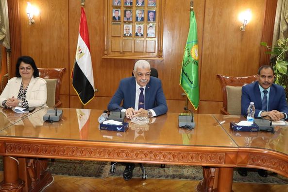 The President of Menoufia University discusses with the Egyptian Company for Pharmaceutical Trade the foundations of cooperation between the two sides to open a branch of the company at the university to serve the people of the governorate