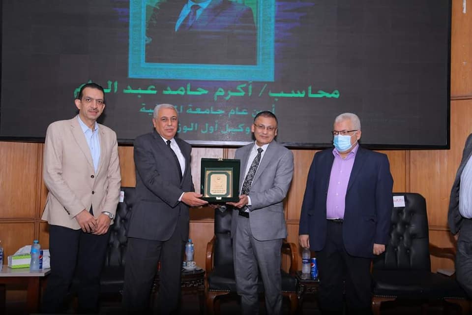 Menoufia University Hospitals Administration honors the Secretary-General of the university