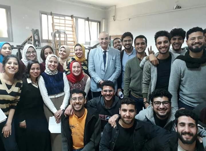 وكيل كلية طب المنوفية لشئون التعليم والطلاب يشيد بفريق المسرح بالكلية أثناء بروفات الجميلة والوحش