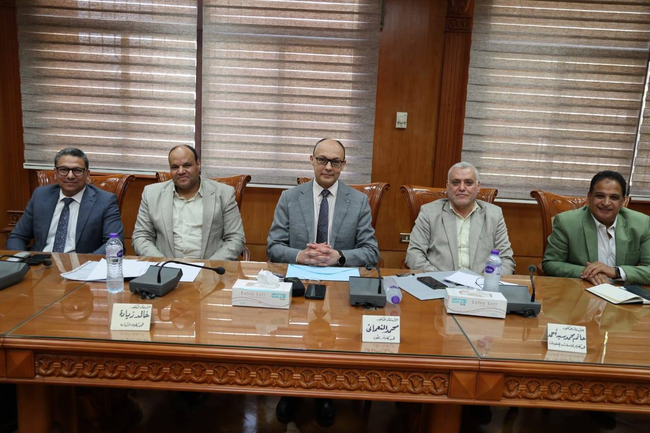 رئيس جامعة المنوفية يتابع أعمال اللجنة التنفيذية بالجامعة لتحديث البرامج الدراسية وربطها بسوق العمل