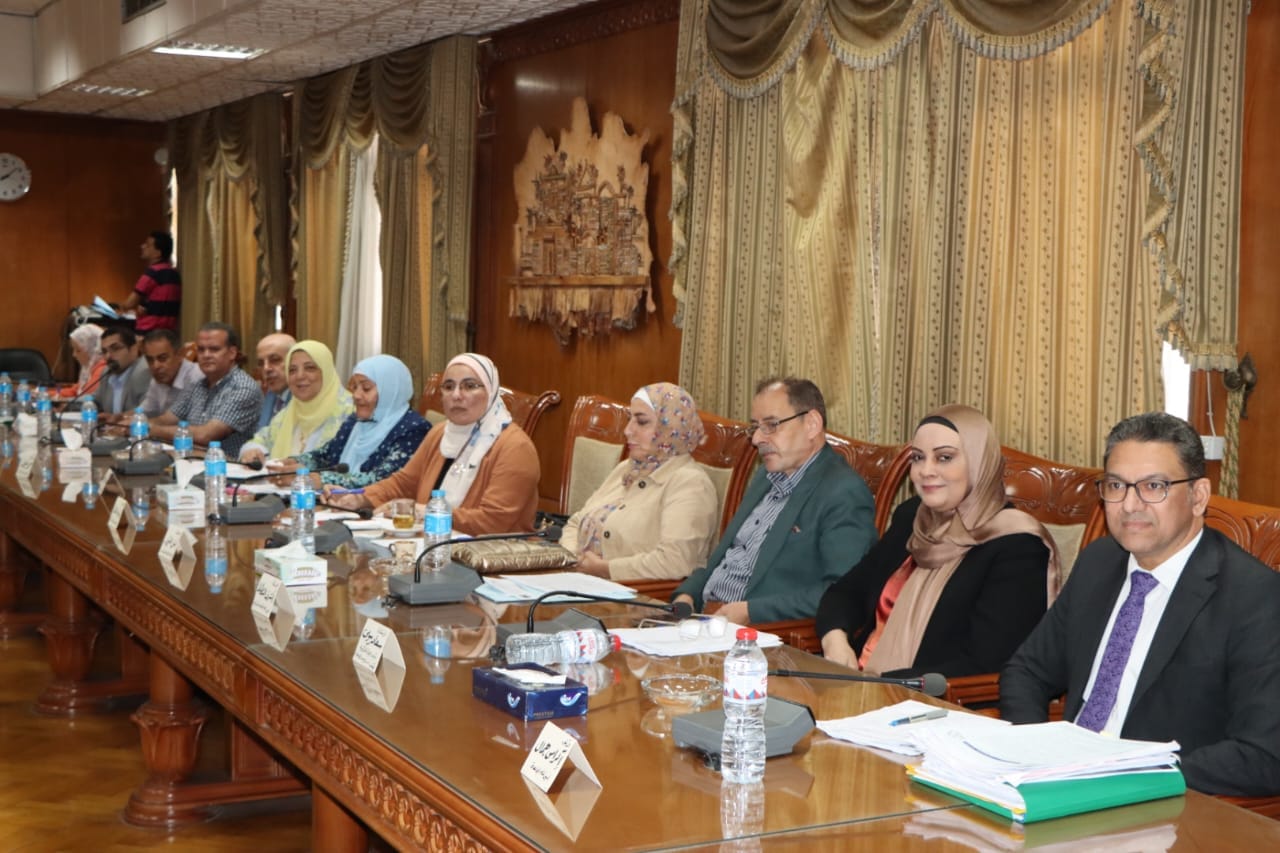 President of Menoufia University reviews the executive status of university facilities during the monthly meeting with members of the Facilities Committee