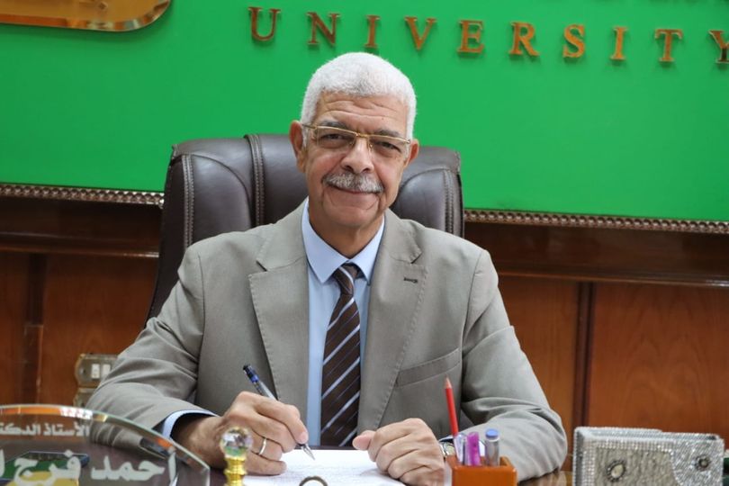 رئيس جامعة المنوفية يعقد اللقاء الشهرى بالعمداء "أون لاين" ويشيد ببدء الدراسة بالبرامج التعليمية الجديدة 