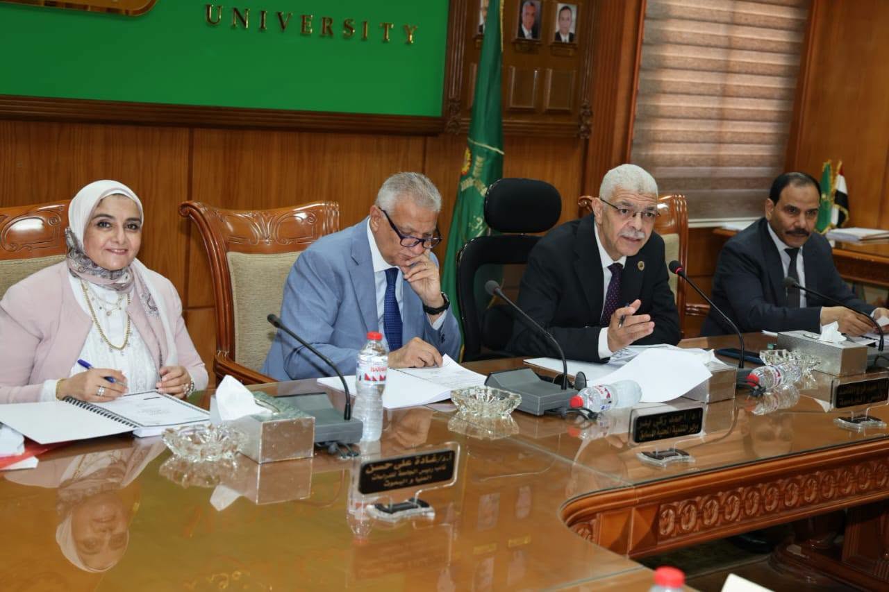 رئيس جامعة المنوفية يترأس مجلس الجامعة ويهنئ الرئيس السيسي والشعب المصري بذكرى ثورة 30 يونيو.. ويستعرض استعدادات اليوبيل الذهبي وإنجازات التصنيفات الدولية والجودة