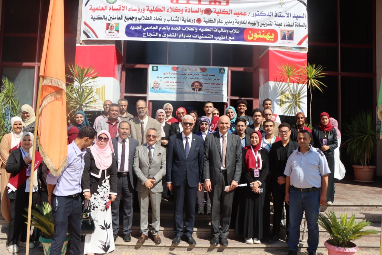 رئيس جامعة المنوفية يتفقد سير العملية التعليمية بكلية الاقتصاد المنزلي  ويفتتح المعرض الفني والخيري  للطلاب 