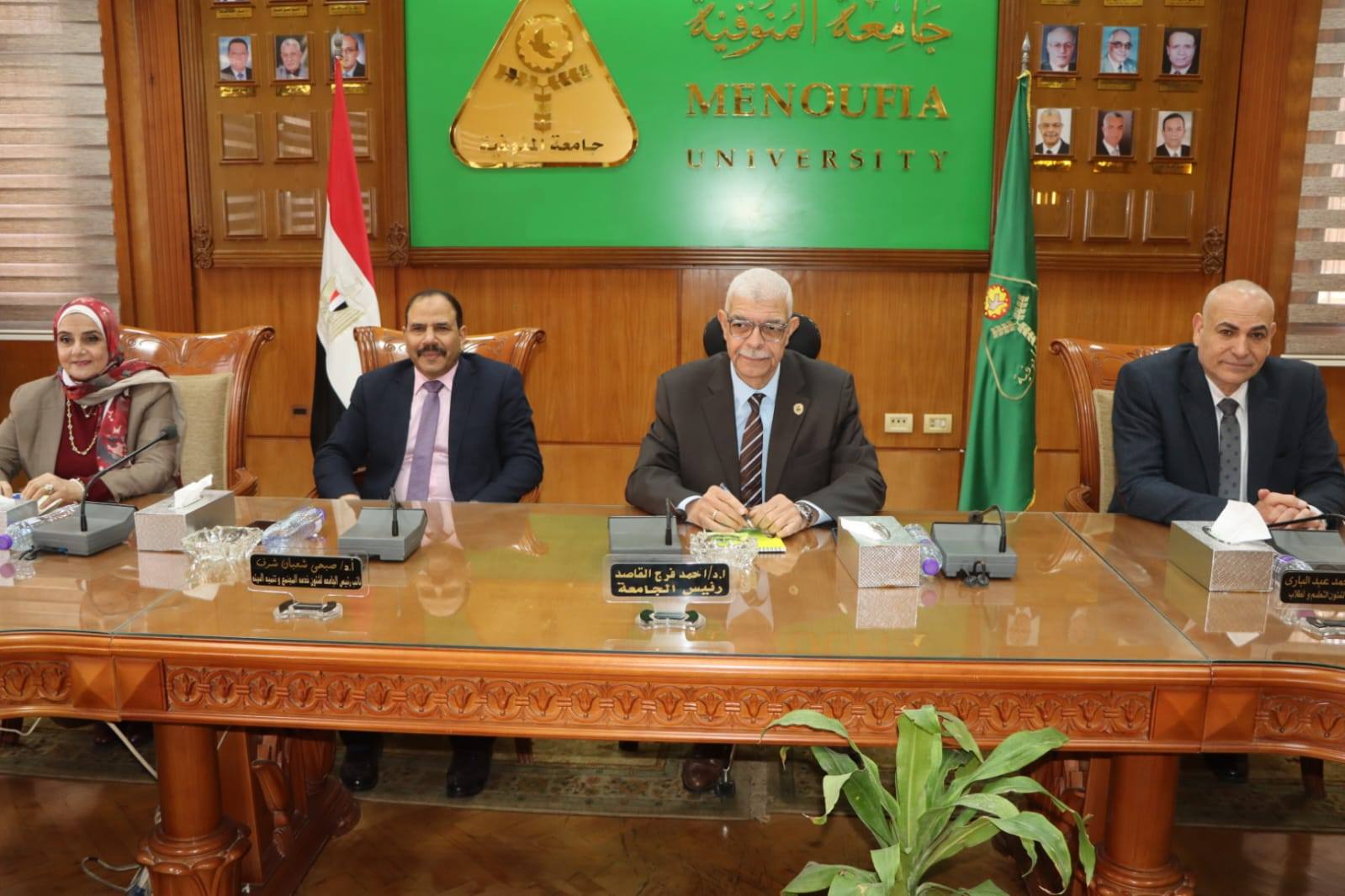 رئيس جامعة المنوفية يترأس لجنة التدويل ويؤكد: ربط البحث العلمي بالصناعة أولوية استراتيجية لدعم التنمية والاقتصاد الوطني