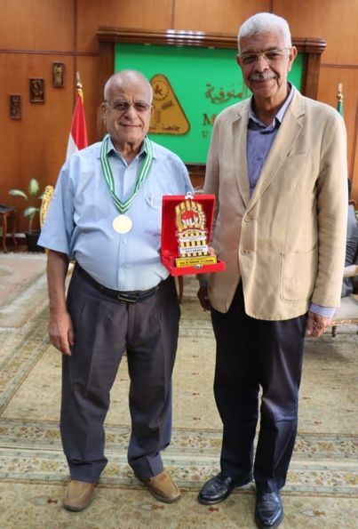 رئيس جامعة المنوفية يكرم الدكتور محمود عويضة لنيله درع وجائزة التميز في مجال  الإعجاز العلمي في القرآن الكريم من جامعة "باشن" الأمريكية 