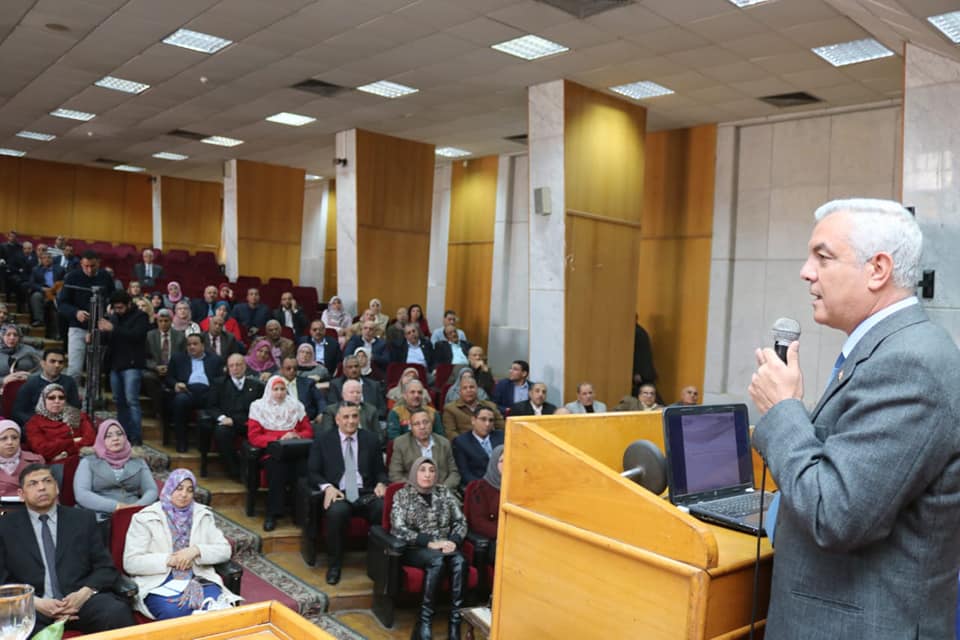 مبارك فى لقائه بمديرى العموم ومديرى الإدارات.. أهمية تقييم الأداء وتنمية المهارات وإعداد كوادر قيادية