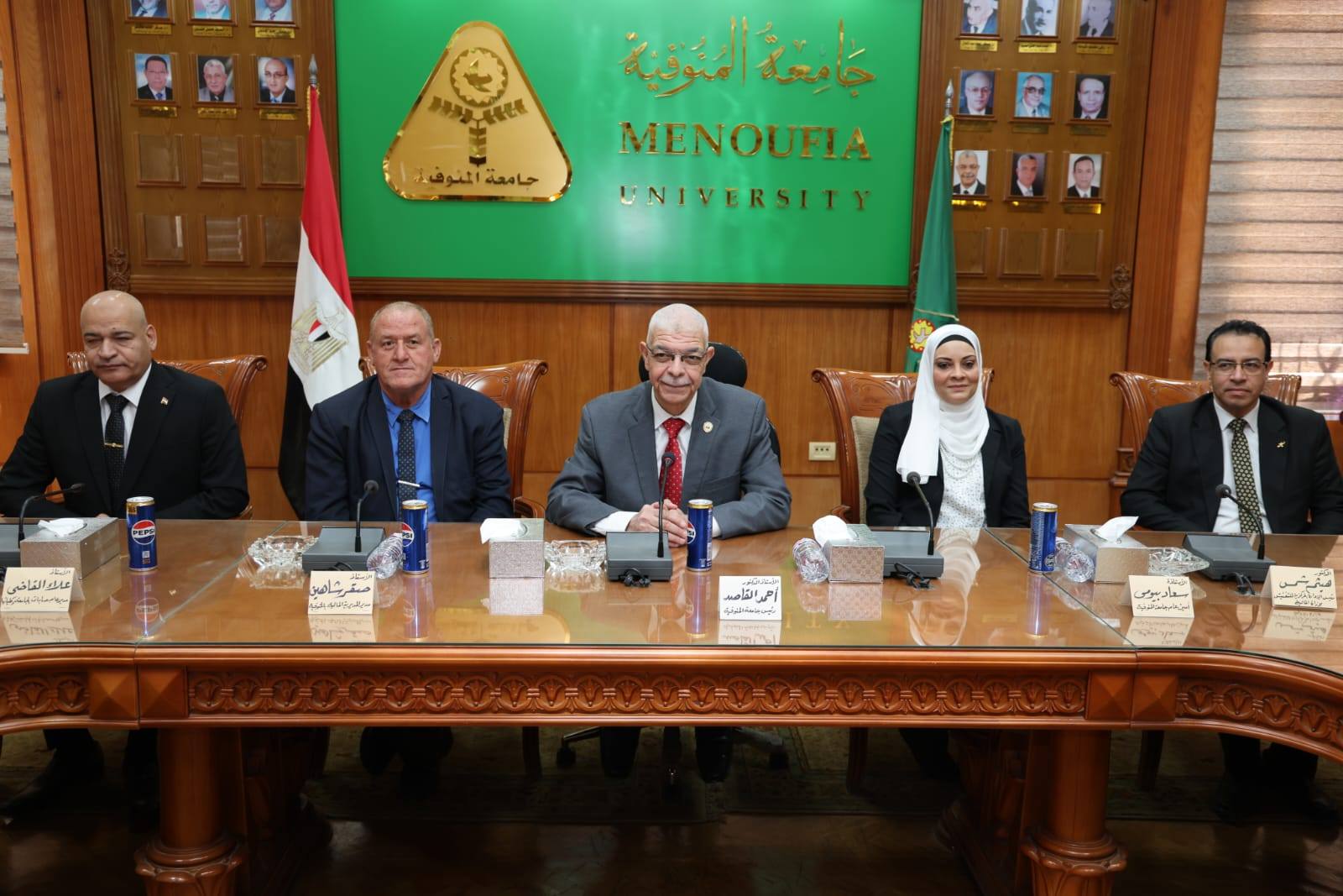 رئيس جامعة المنوفية يشهد حفل تكريم مدير عام الحسابات بالجامعة ومندوب وزارة المالية لبلوغه سن المعاش