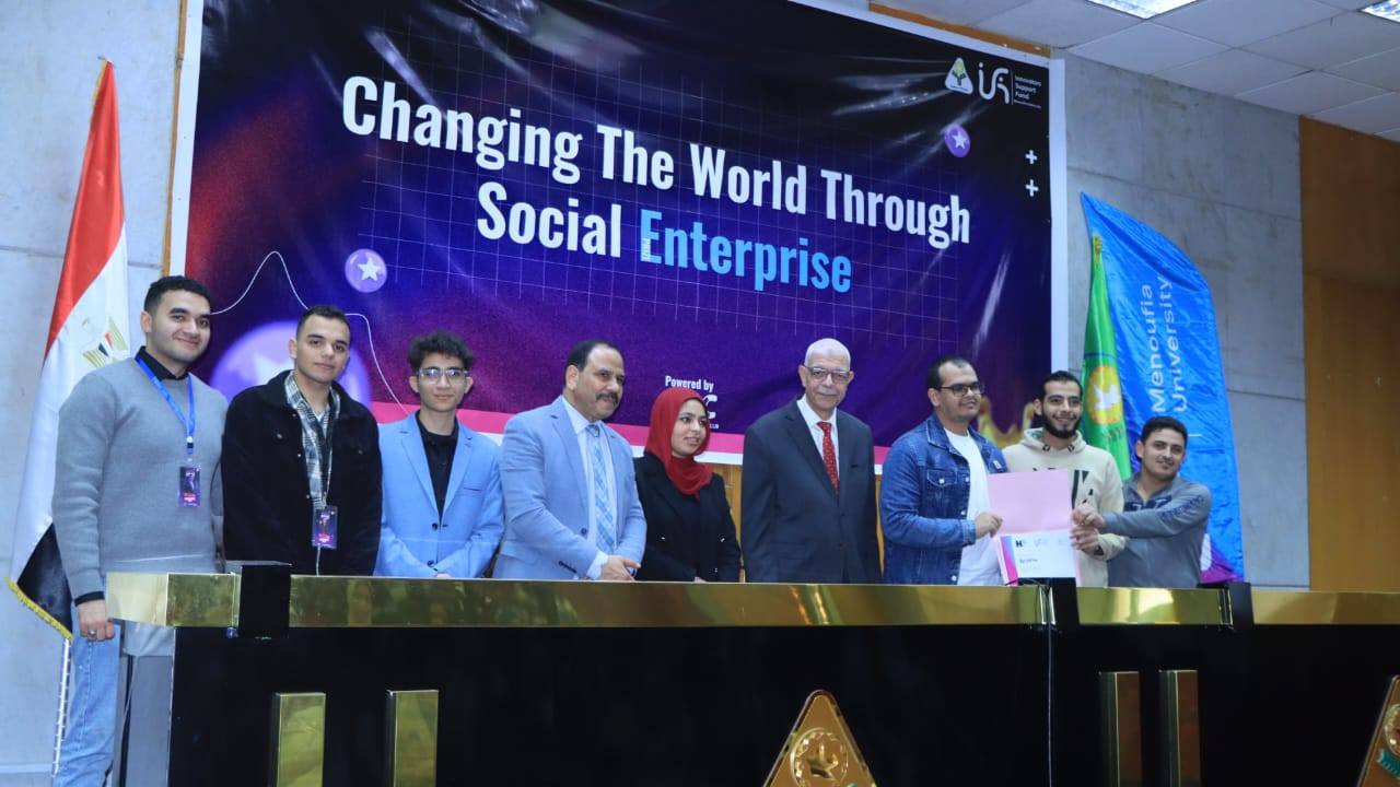 رئيس جامعة المنوفية يعلن فوز فريق Replast Build بالمركز الأول في Hult Prize على مستوى الجامعة لابتكاره مواد بناء من النفايات البلاستيكية ويكرم الفائزين بالمراكز الأولى
