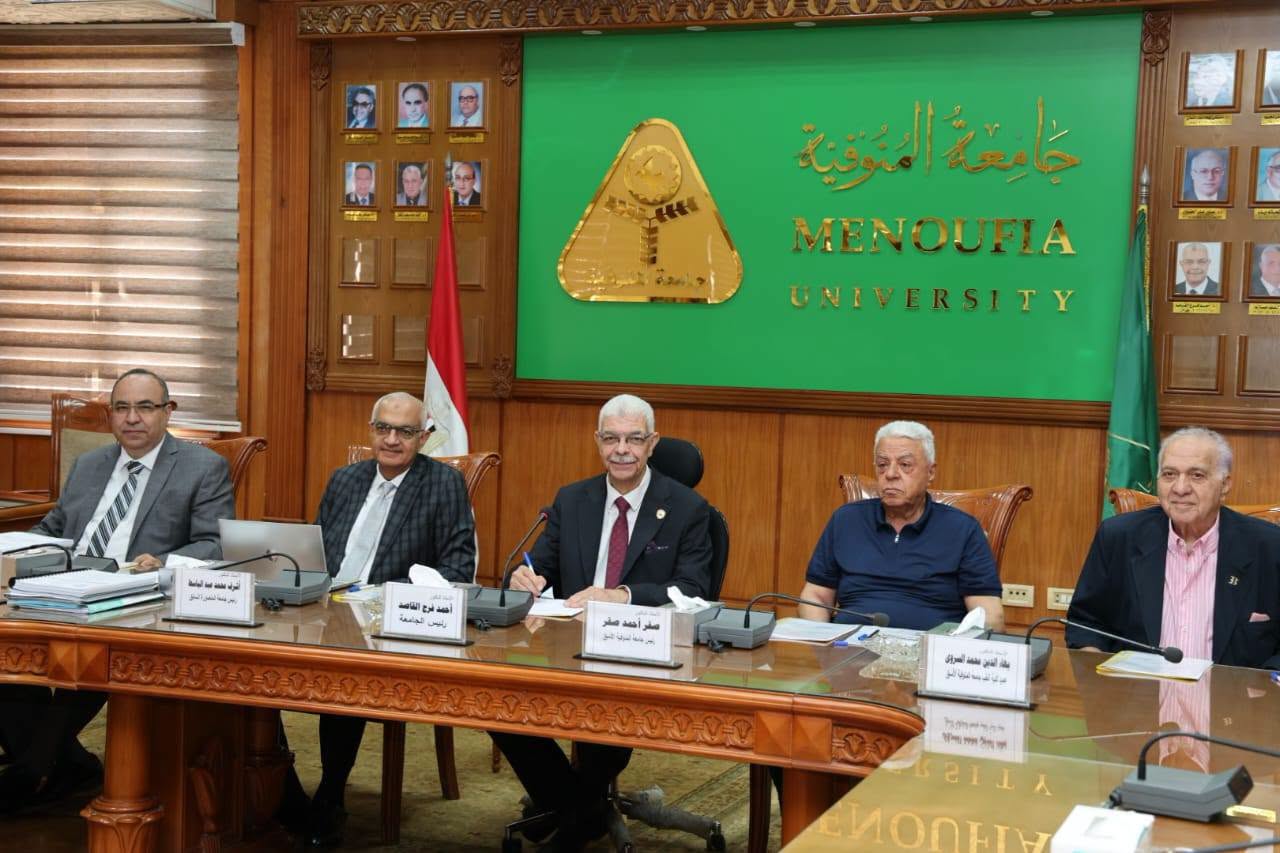 رئيس جامعة المنوفية يترأس لجنة اختيار عميد كلية الطب ويؤكد: الكفاءة والشفافية أساس اختيار القيادات الجامعية
