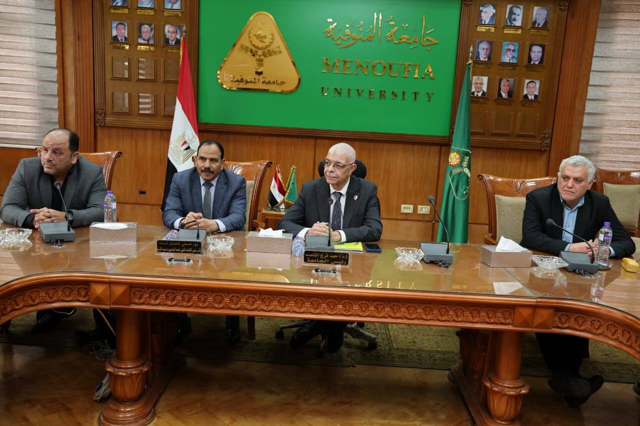 رئيس جامعة المنوفية يجتمع بأعضاء المكتب التنفيذي للتصنيفات الدولية لتعزيز الحضور العالمي والارتقاء بالمؤشرات الأكاديمية