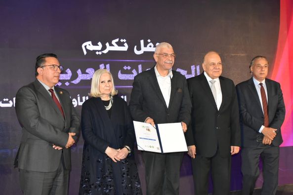 رئيس جامعة المنوفية يتسلم شهادة تكريم الجامعة لتقدمها بالتصنيف العربي خلال افتتاح فعاليات الملتقى الدولي للتعليم العالي 
