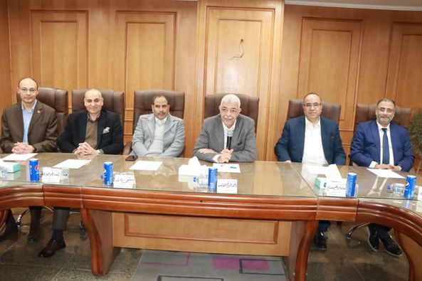 رئيس جامعة المنوفية يناقش سبل الإرتقاء بالخدمة الطبية والافاق المستقبلية  للمجمع الطبي في إجتماع موسع بالمستشفيات الجامعية 