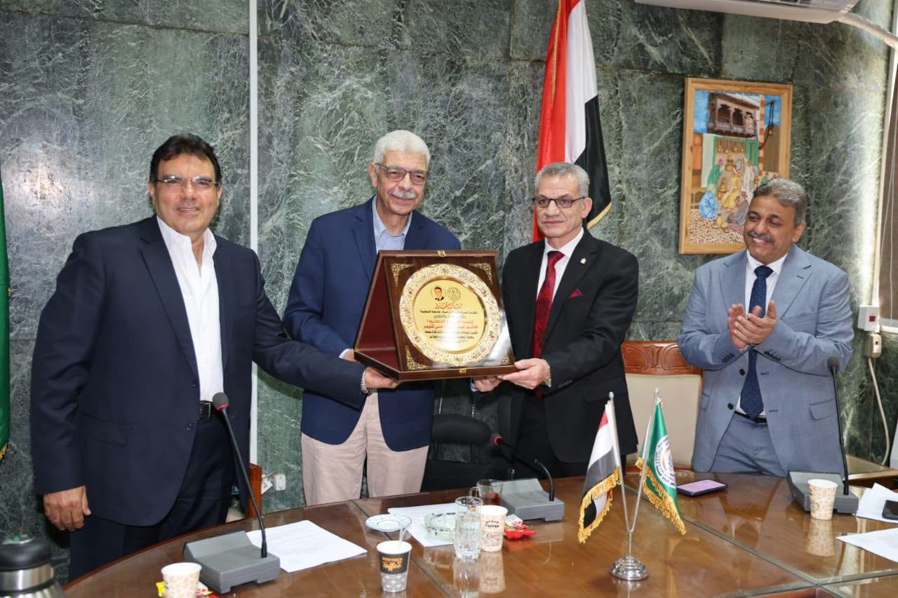 رئيس جامعة المنوفية يشيد بإنجازات الكلية: اعتماد مؤسسي و7 برامج معتمدة.. ويكرم فريق الجودة