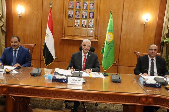 رئيس جامعة المنوفية يرأس لجنة إجراء مقابلات للمتقدمين من أعضاء الجهاز الإداري للندب على وظيفة مدير إدارة 
