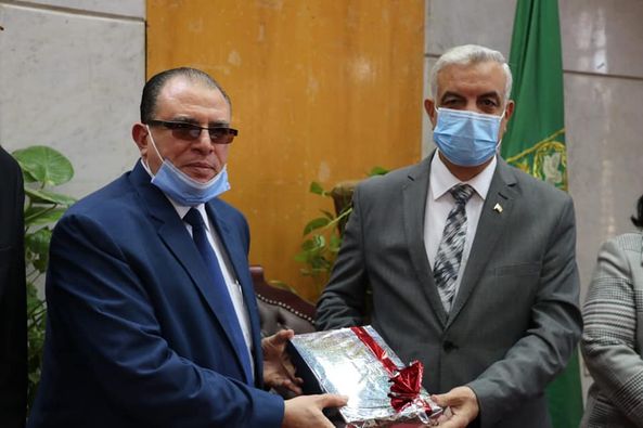 The President of Menoufia University honors the Assistant Secretary General of the University 