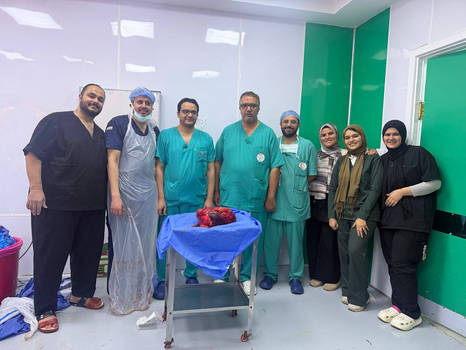 رئيس جامعة المنوفية يعلن نجاح فريق طبي بمعهد الأورام في استئصال ورم نادر يزن أكثر من 30 كيلو جرامًا من بطن مريض شاب