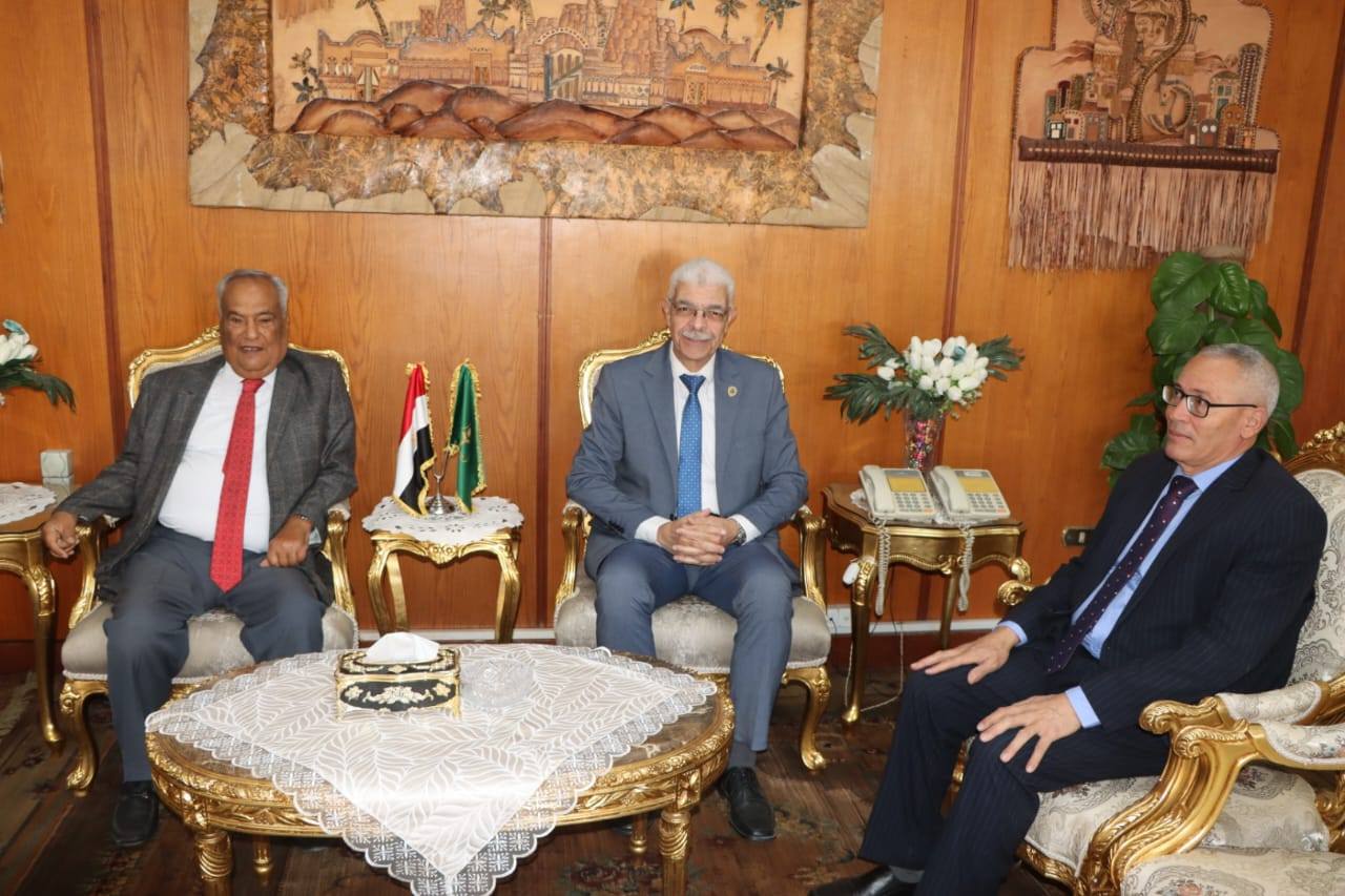 رئيس جامعة المنوفية يستقبل الدكتور محمد أنس جعفر قبل مشاركته في مناقشة رسالة دكتوراة بكلية الحقوق