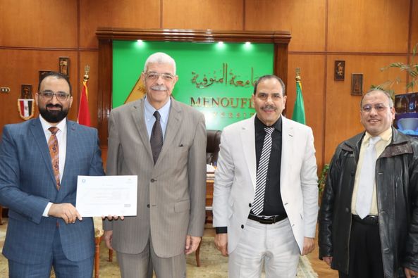 رئيس جامعة المنوفية يقدم التهنئة لأستاذ بكلية الاقتصاد المنزلي حصل  علي براءة اختراع جديدة 