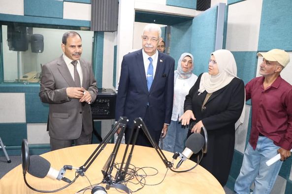 رئيس جامعة  المنوفية أثناء زيارتة لكلية الإعلام في بداية العام الدراسي يشيد بتجهيزات الكلية وضرورة الإستفادة  منها في عمل نهضة اعلامية بالمحافظة 