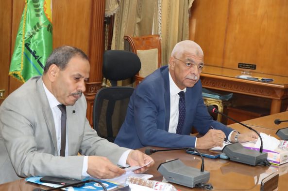 President of Menoufia University chairs the meeting of the University Services Marketing Center