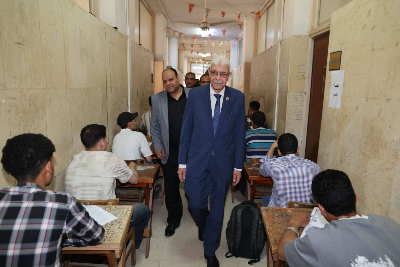 بالصور.. رئيس جامعة المنوفية يتفقد لجان امتحانات " كلية الآداب" 