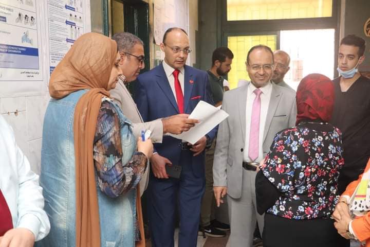 The President of Menoufia University follows up on the food poisoning cases received by the university hospital emergency department yesterday and checks on their health condition.