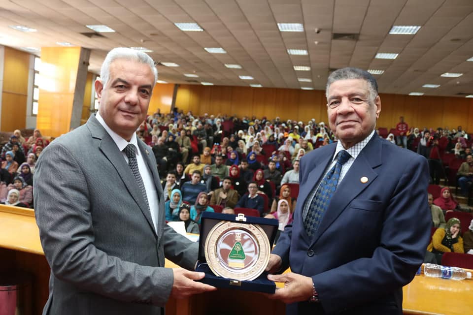 رئيس جامعة المنوفية يفتتح ندوة اليوم بدقيقة حداد على الرئيس الراحل