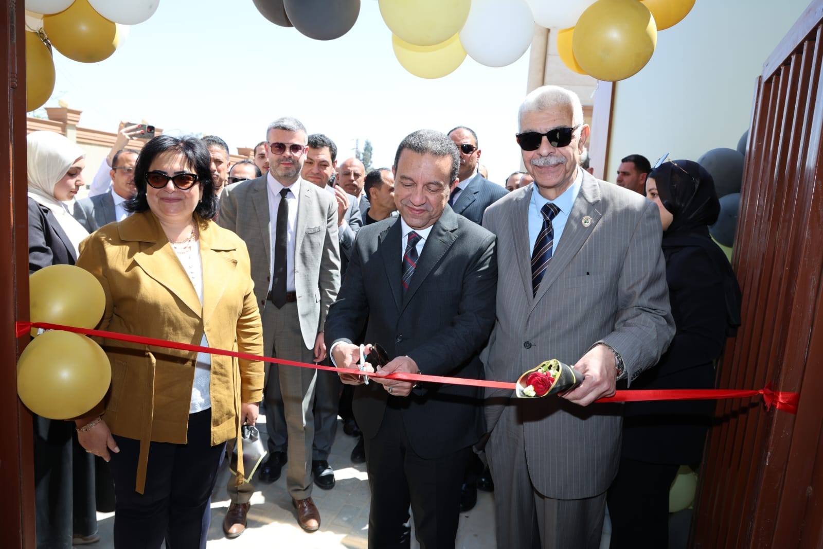 رئيس الجامعة والمحافظ يفتتحان المستشفى البيطري التعليمي بجامعة المنوفية الأهلية.. صرح متطور لدعم التدريب العملي وتنمية الثروة الحيوانية ويتفقدان المعامل والمدرجات ويشيدان بجاهزية الجامعة وكفاءة التجهيزات الحديثة